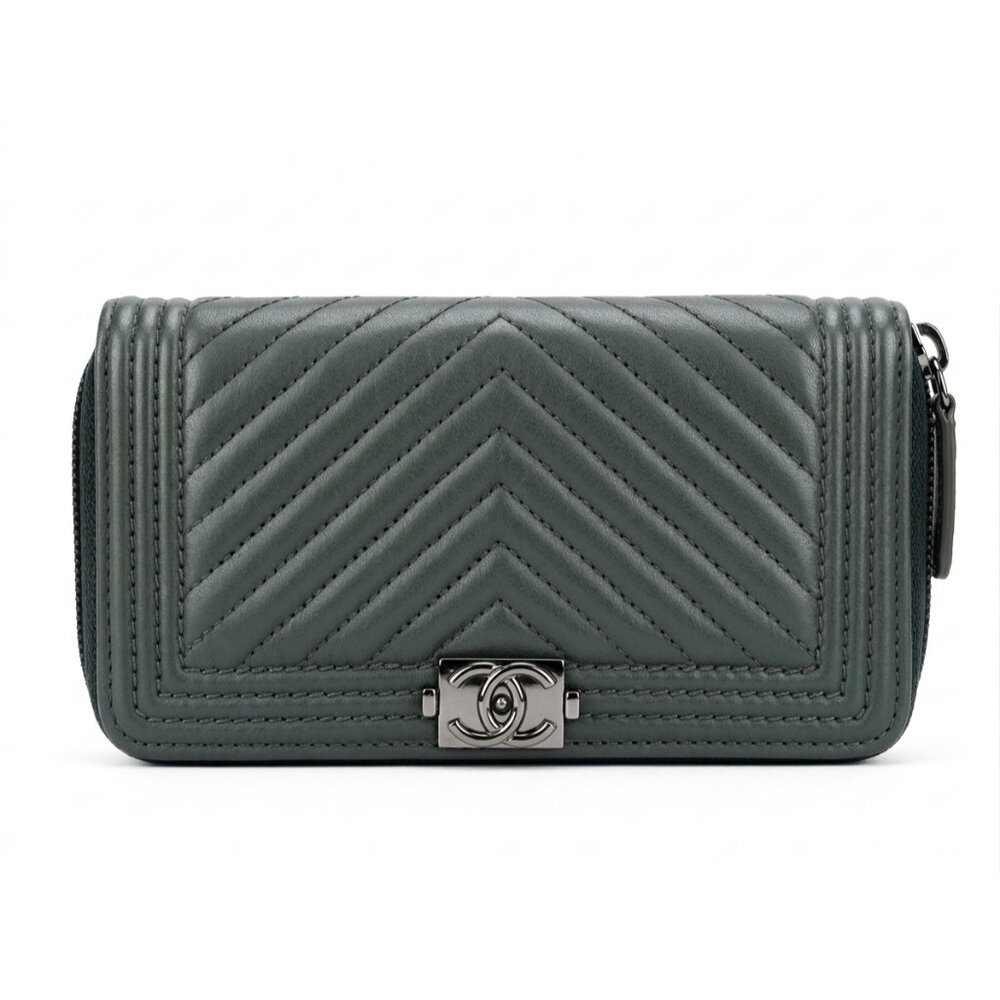 CHANEL Boy Chevron Wallet Silver Lambskin Silver Zippy Small Bag